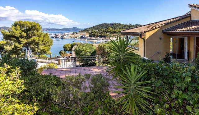 Sea view, 400 m from beach and port, air conditioning, Wifi