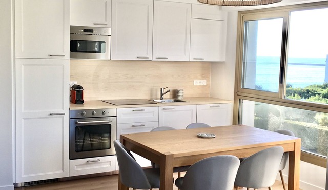Sea view, 50 m from the beach. Appart Neuf. 2 bedrooms .PARKING. All on foot!