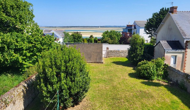 Sea view, 50 m from the port, House for 6, Garden