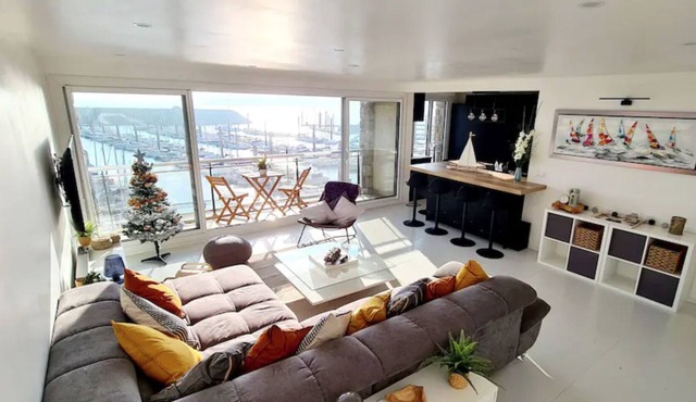 Sea view apartment completely renovated 80m2 on the port