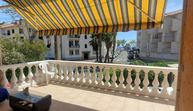 Sea view and 50m from the beaches, 3-room apartment on the 1st floor of a villa, air-conditioned and a beautiful terrace for 4 privileged people