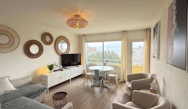Sea View and Beach at Your Feet – Bright Apartment