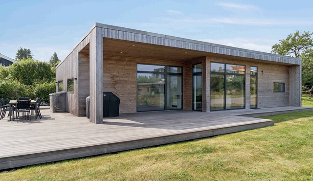 Sea view and comfort in architect-designed home