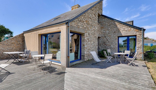 Sea view and direct beach access for 11 people