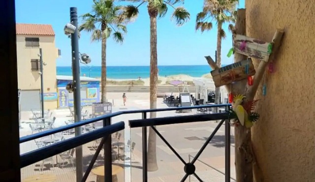 Sea view apartment with direct access to the sea