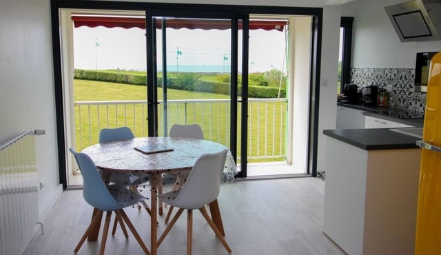 Sea-view apartment just a stone's throw from the thalasso and seafront.