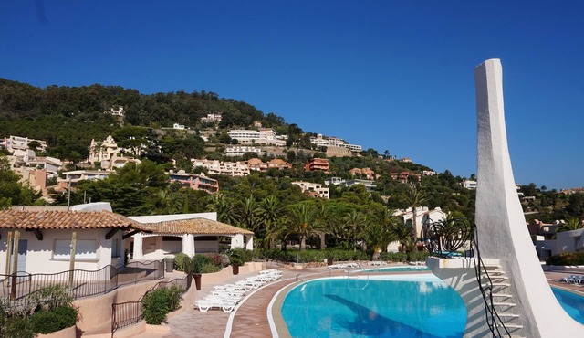 sea ​view Apartment Direct access private beach, swimming pools, sauna, hammam, tennis etc.