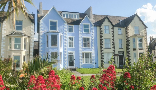 SEA VIEW APARTMENT, family friendly, with a garden in Llanfairfechan