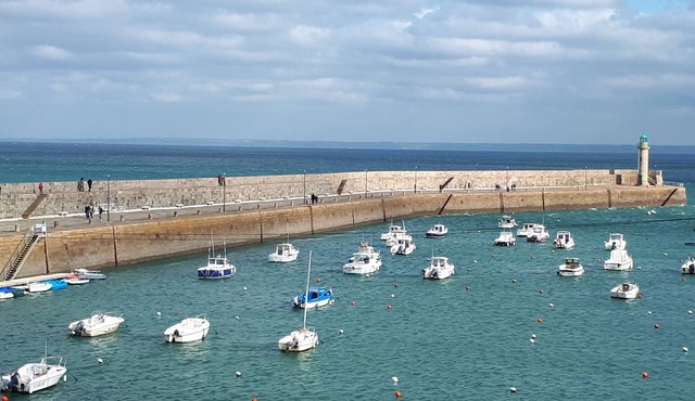 Sea view apartment 50 m from the beach.