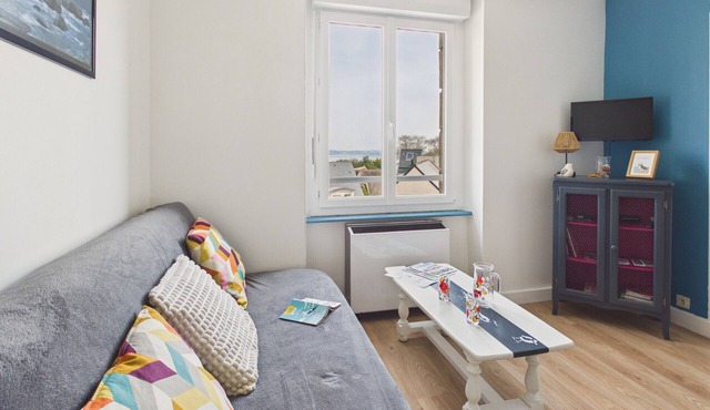 Sea-view apartment for 3, 200m from the beach