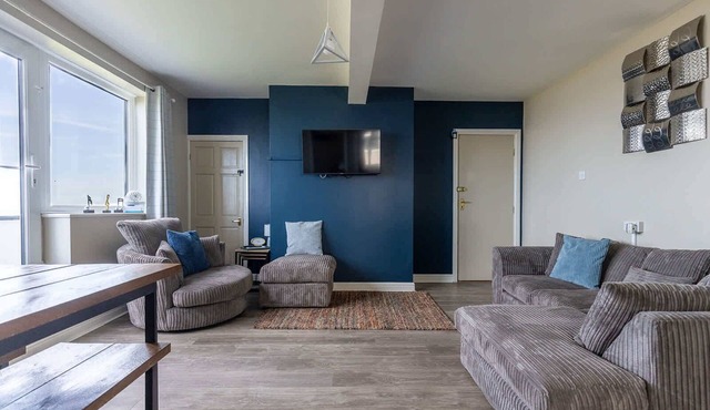 SEA VIEW APARTMENT WITH AMAZING VIEWS/3 BED BEACHFRONT BALCONY APARTMENT NEAR