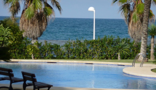 Sea view apartment in luxury residence with swimming pool & direct access to the beach.