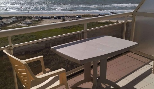 Sea-View Apartment with Cozy Decor, Balcony, Parking