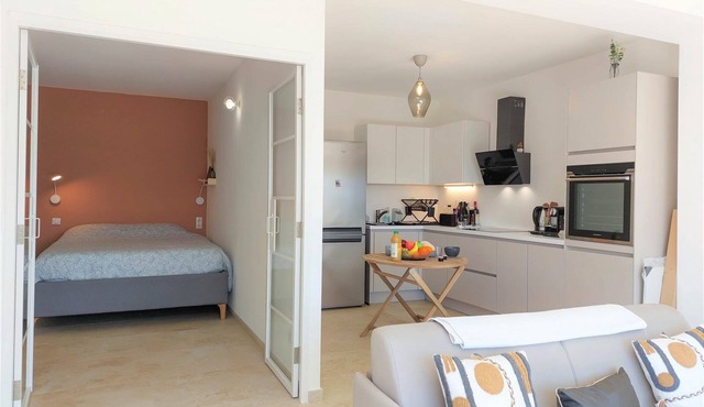 Sea view apartment with terrace and garden