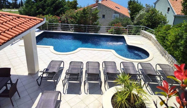 Sea view apartment with swimming pool close to the beach