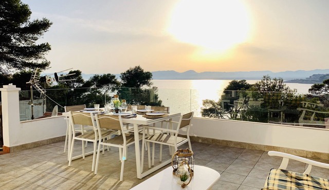 SEA VIEW APT, BEACHFRONT, PARKING, AA/CC, WIFI, LARGE TERRACE
