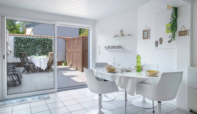 Sea view, beach 50m away, House for 4, terrace