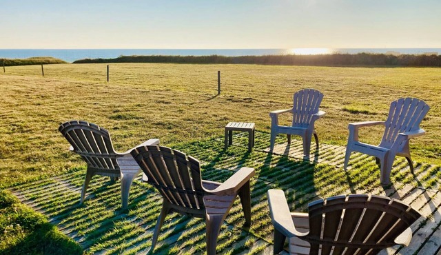 Sea view, beach access, 6 adults and 1 child