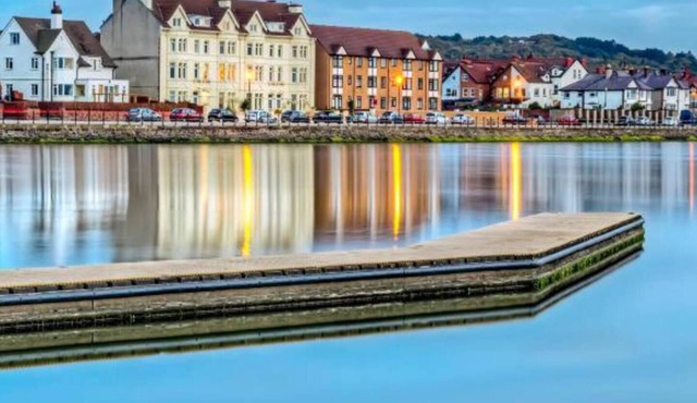 Sea view-beautiful apt in heart of West Kirby