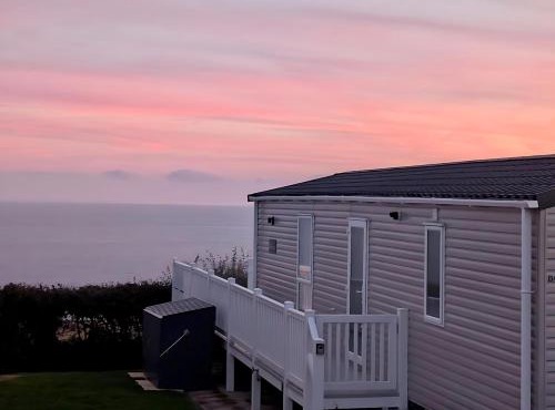 Sea View Chalet Steps from Durdle Door Sleeps 6