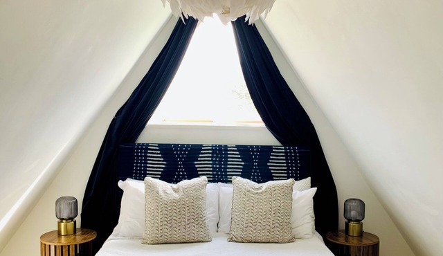 *Sea view* coastal chalet with pool access