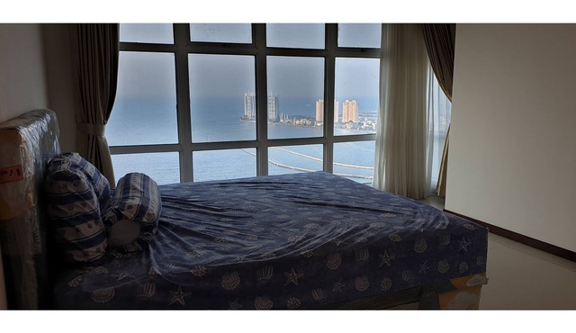 Sea view condominium with easy access