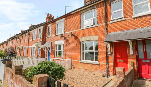 SEA VIEW COTTAGE, pet friendly, with open fire in Frinton-On-Sea