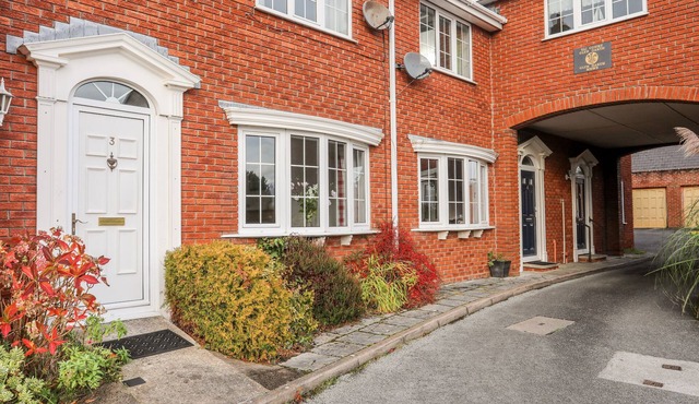 SEA VIEW COTTAGE, pet friendly, with a garden in Menai Bridge