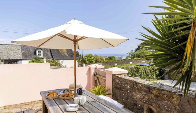 Sea View Cottage, Walk to Beach & Pub, Parking