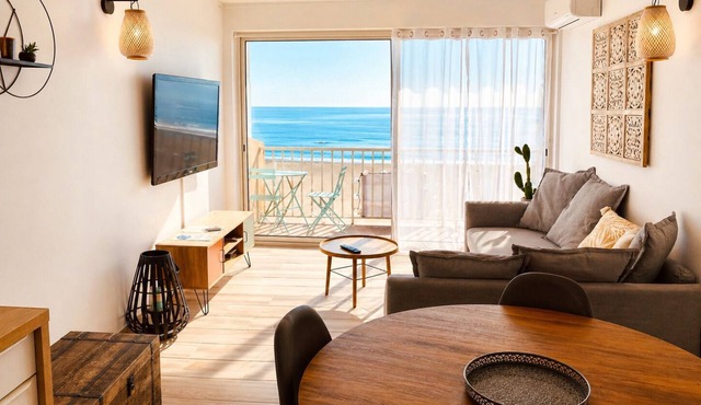 Sea View Escape – Top Floor, A/C, Wi-Fi, Beach