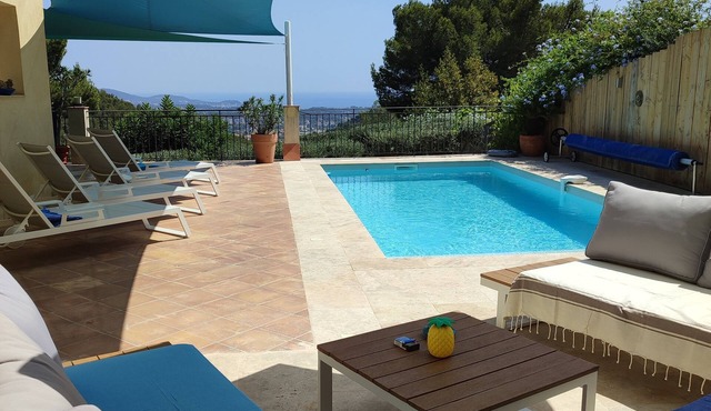 Sea view, family bastide on the heights of Toulon