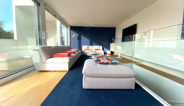 SEA VIEW, FERRIES and MARINA - Architect-designed luxury villa *