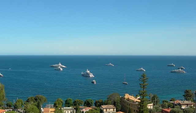 Sea view garden apartment with pool option. Near beach between Nice and Monaco