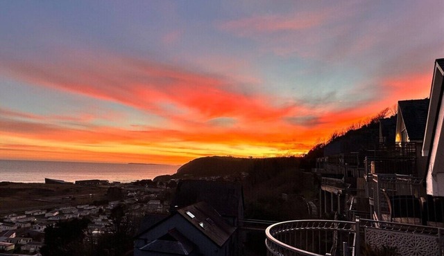 Sea Views, Hot tub, Balcony, 4 star Visit Wales