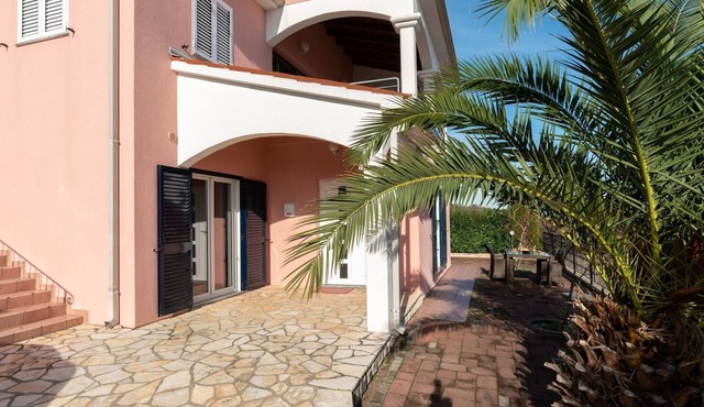Sea-View Holiday Home, Ravni