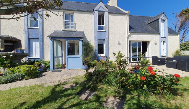 Sea view house for 6, 100m from the beach