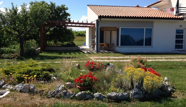 Sea view house with beautiful garden in a quiet area