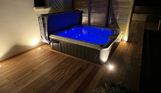 Sea view, jacuzzi, 5 bedrooms, enclosed garden, pets allowed