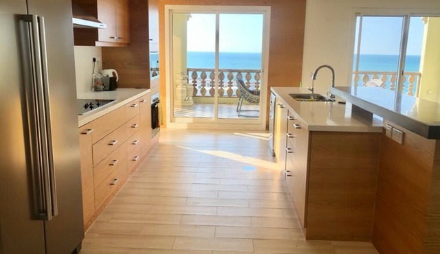 Sea view large 3 bedroom 'Escape Artist' Apt.