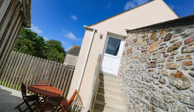SEA VIEW LOFT, pet friendly, character holiday cottage in Rosudgeon
