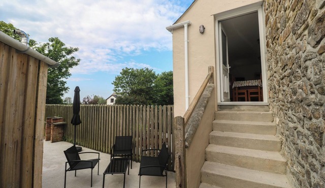 SEA VIEW LOFT, pet friendly, character holiday cottage in Rosudgeon