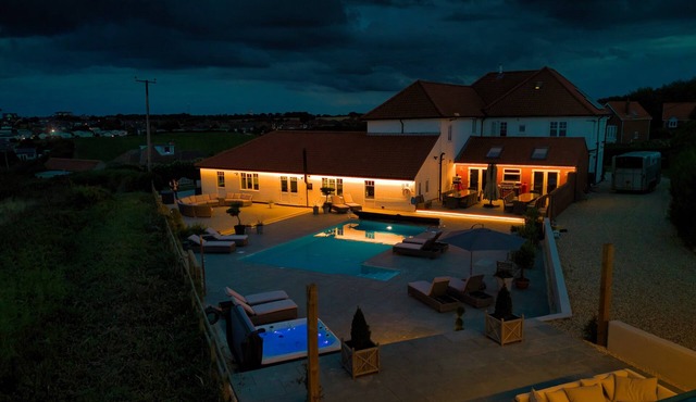 Sea View Manor, sea views , Heated pool, hot tub, overlooking blue flag beach