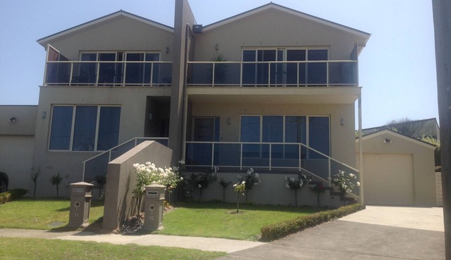 SEA VIEW on SHIRLEY is a fantastic town house with all modern facilities,