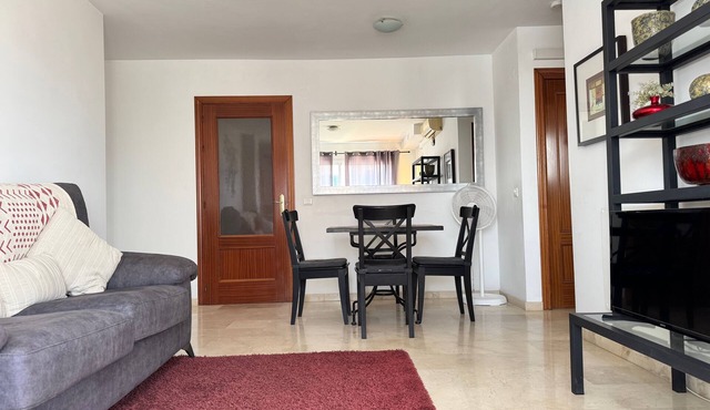 Sea View parking. pool. multi language TV. SKY/BT Walk to Beach/Old Town/Port