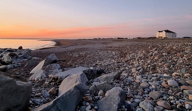 SEA VIEW, pet friendly, country holiday cottage in Dinas Dinlle