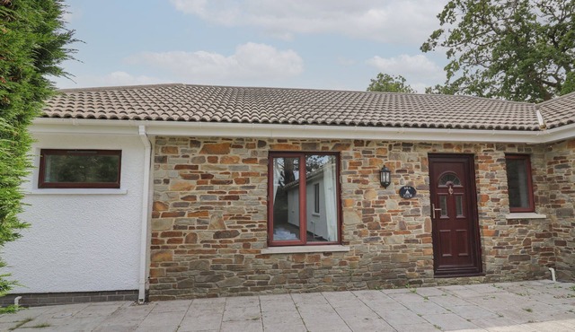 SEA VIEW, pet friendly, character holiday cottage in St Clears