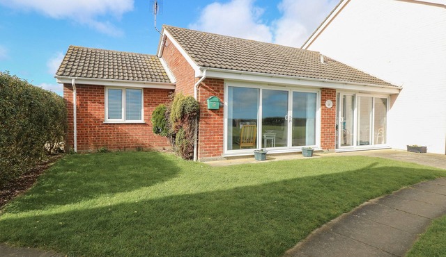 SEA VIEW, pet friendly, country holiday cottage in Kessingland