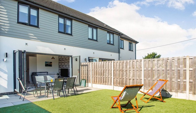 SEA VIEW, pet friendly, country holiday cottage in Llanfaelog