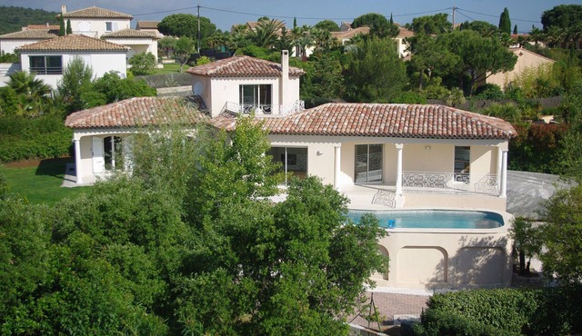 Sea view. Swimming pool 8x4m. Very quiet location. 150m2