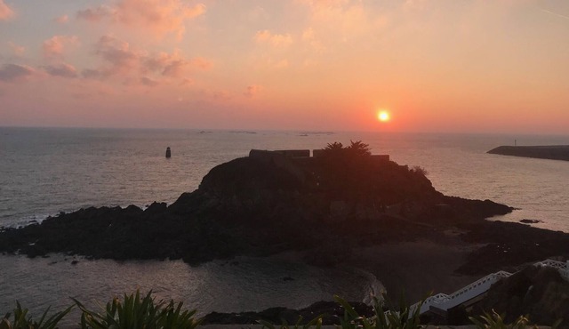 SEA VIEW TERRACE APARTMENT NEW - DIRECT ACCESS GR34 BEACH - UP TO 6 PEOPLE